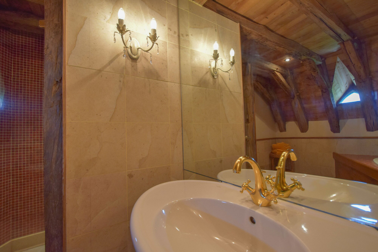 Bathroom 4, Domaine d'Essendiéras, Dordogne