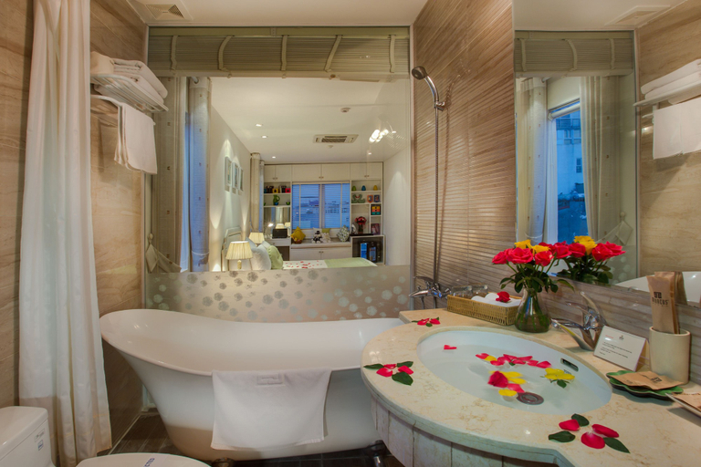 Bathroom 4, Mercury Central Hotel Hanoi, Hoàn Kiếm