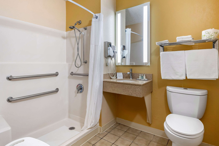 Bathroom 4, Quality Inn Sanford - Kennebunk, York