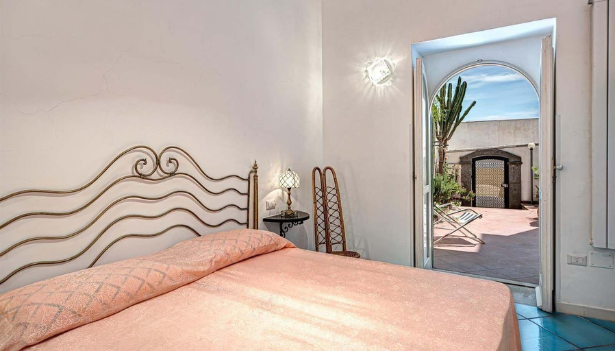 Bedroom 1, Villetta Caprile, Napoli
