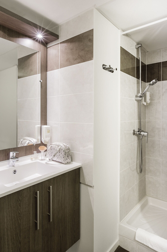 Bathroom 4, Aparthotel Adagio Access Nantes Viarme, Loire-Atlantique