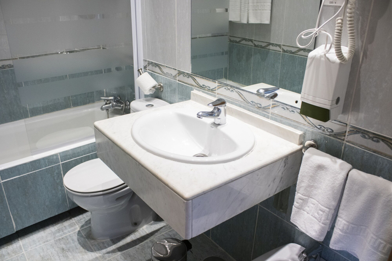 Bathroom 4, Hotel Madrisol, Madrid