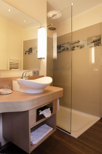 Bathroom 5, Hotel Simonshof Wolfsburg, Wolfsburg