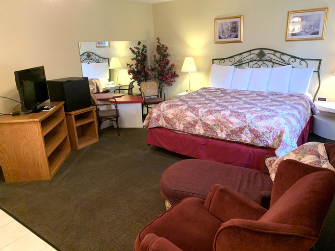 Bedroom 4, Don Q Inn, Iowa