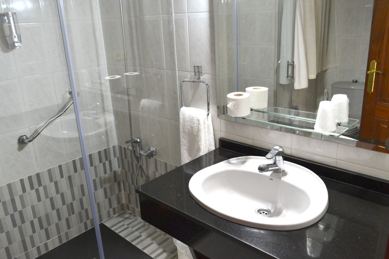 Bathroom 5, Alda Santa Cristina, A Coruña