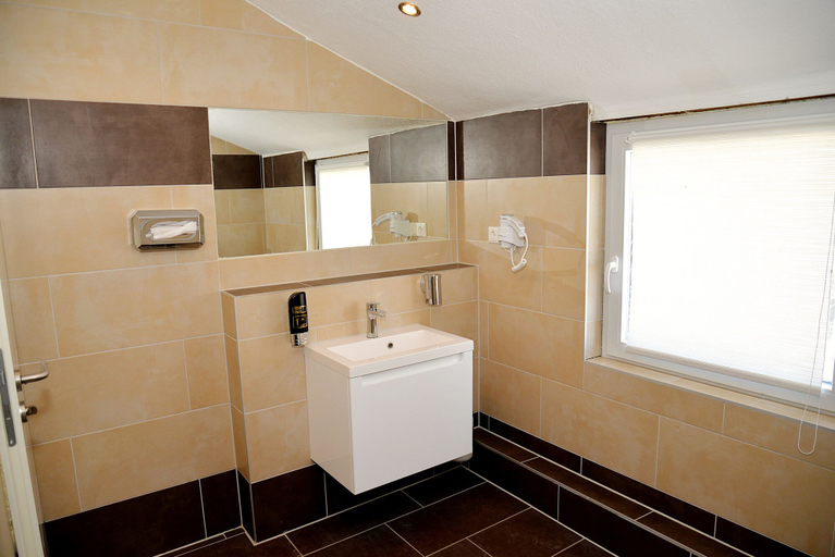 Bathroom 5, Hotel Neugrabener Hof, Hamburg