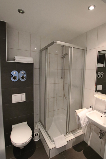 Bathroom 5, City Lounge Hotel Oberhausen, Oberhausen
