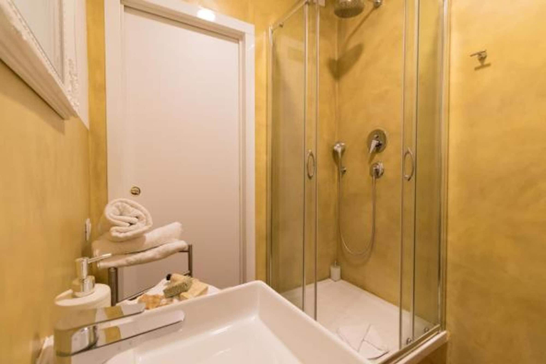 Bathroom 3, A Star Inn, Rome