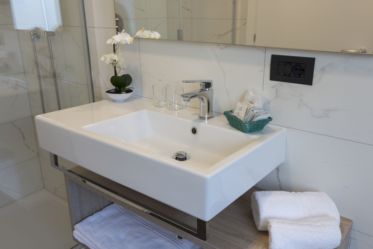 Bathroom 4, Tourist Hotel, Bolzano