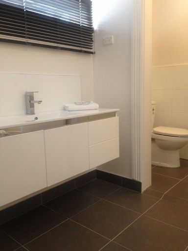 Bathroom 4, The Mews Motel, Launceston - Pt B