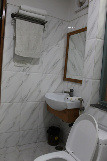 Bathroom 3, Hotel River view, Delhi