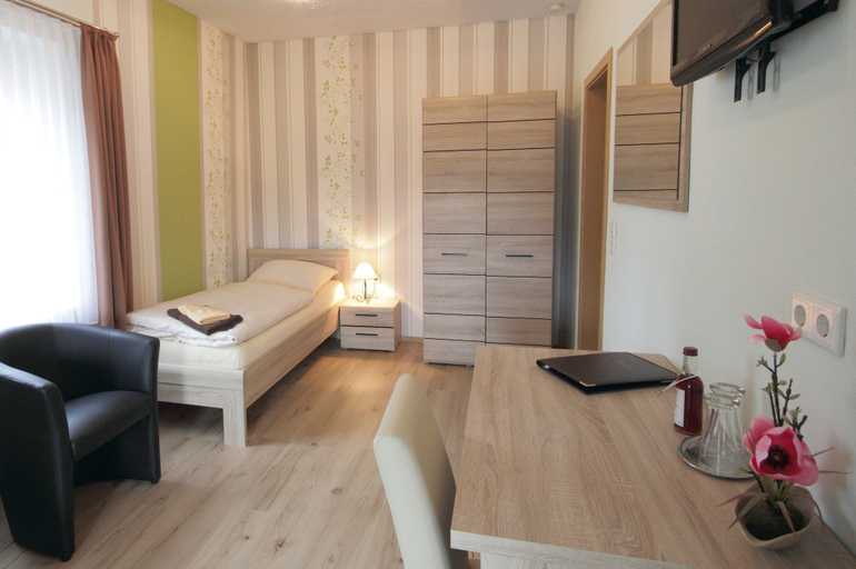 Bedroom 4, Pension Gasthof und Hotel Roter Hirsch, Mittelsachsen