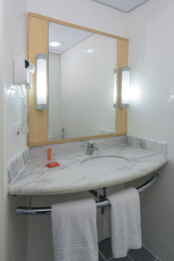 Bathroom 5, ibis Aracaju, Aracaju