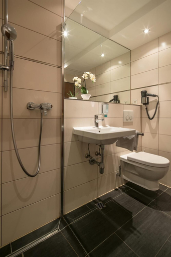 Bathroom 5, Hotel am Krone Park, Fürstenfeldbruck