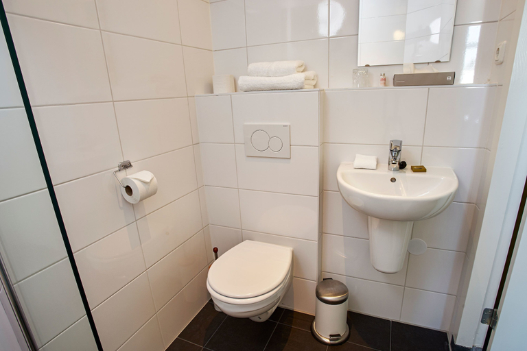 Bathroom 5, Pension Homeland, Amsterdam