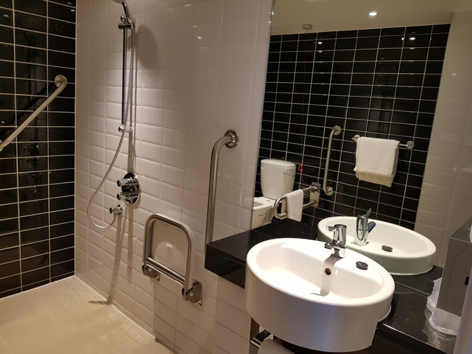Bathroom 5, Holiday Inn Express WAKEFIELD, Wakefield
