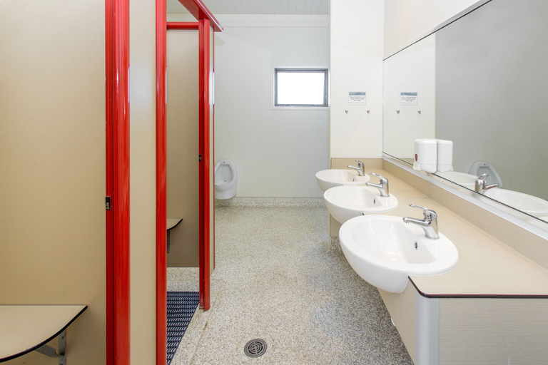 Bathroom 5, Hot Water Beach TOP 10 Holiday Park, Thames-Coromandel