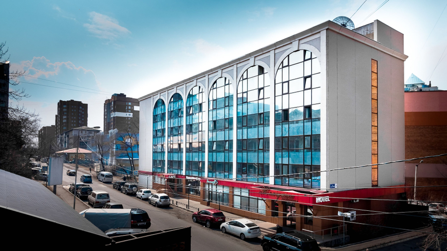 Exterior & Views