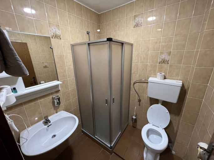 Bathroom 4, F Hotel 24h Check-In, Linz Land