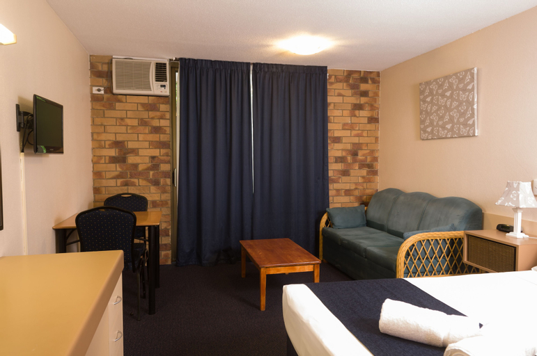 Bedroom 3, Lancaster Court Motel, Annerley