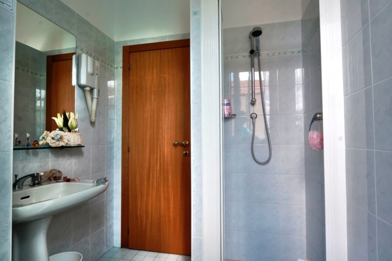 Bathroom 4, Hotel Hamilton, Rimini