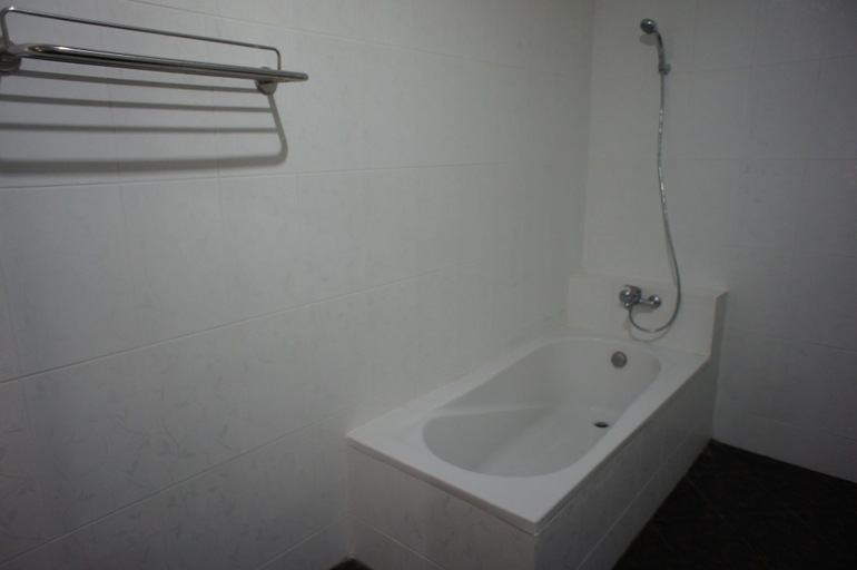 Bathroom 4, The Grand Riverside Hotel, Vangvieng