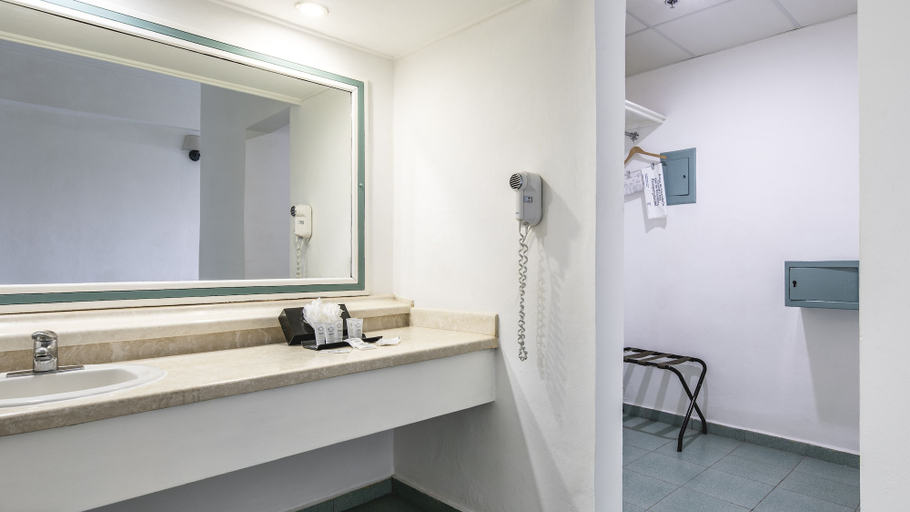 Bathroom 4, Be Live Experience Hamaca Beach, Boca Chica