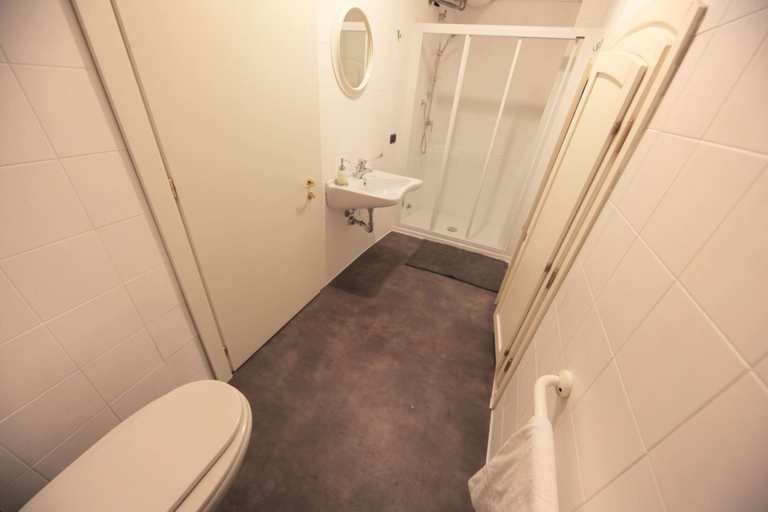Bathroom 5, Dopa Hostel, Bologna