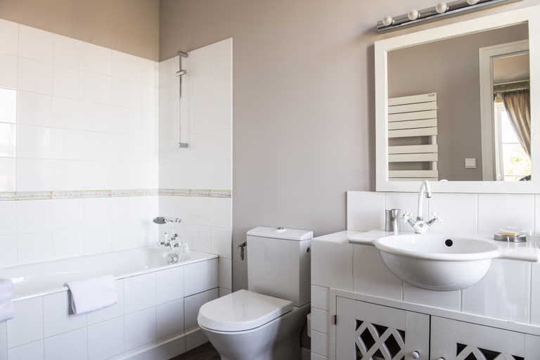 Bathroom 5, Château Ormes de Pez, Gironde
