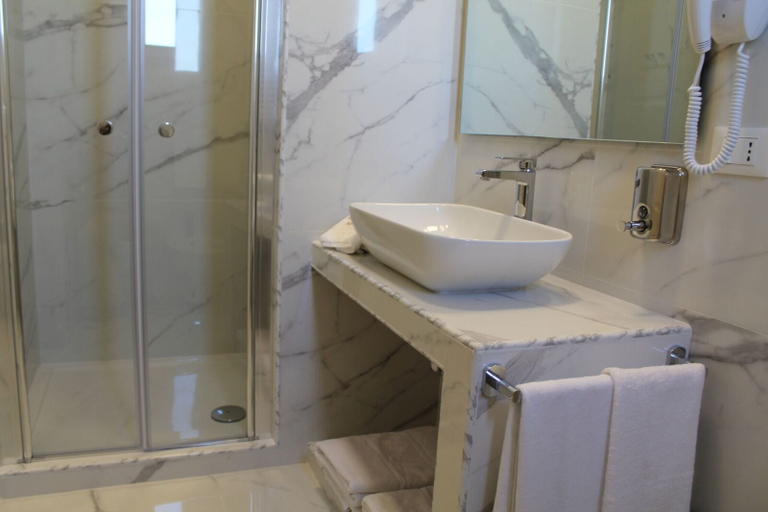 Bathroom 2, FLOS Guest House, Foggia