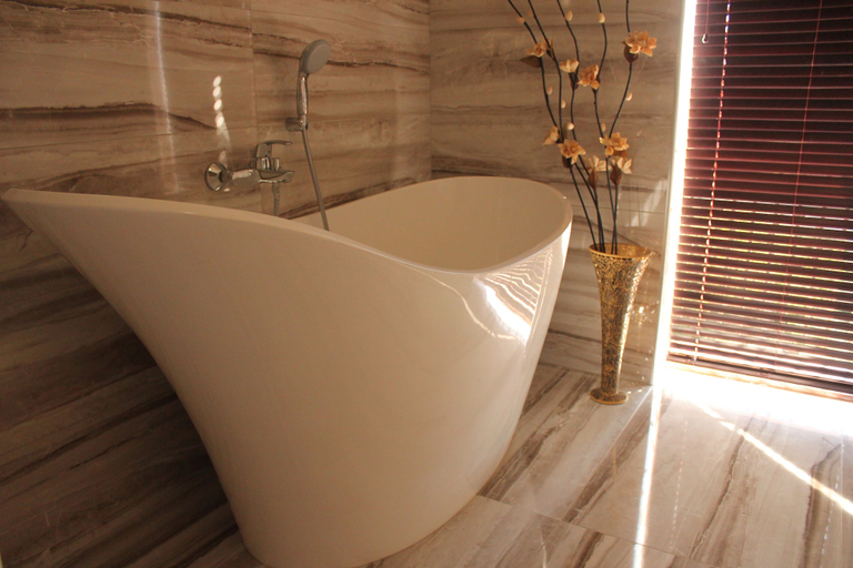Bathroom 3, Maleth Inn Guest House
