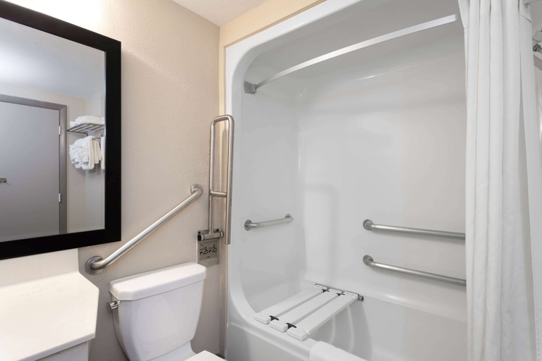 Bathroom 4, Super 8 by Wyndham Melbourne, Brevard