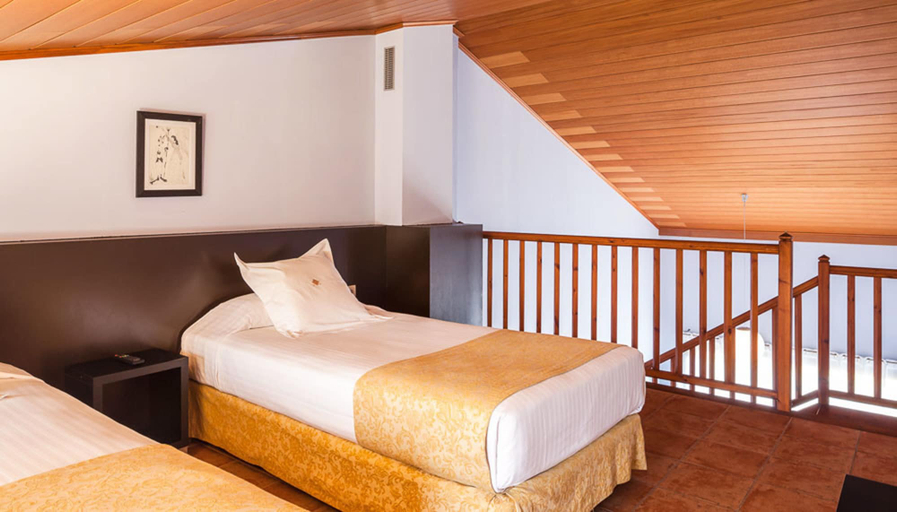 Bedroom 3, Hotel Vall de Bas, Girona