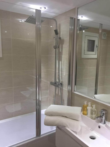 Bathroom 2, North Crescent, Leeds