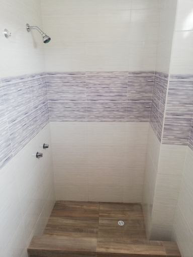 Bathroom 5, Hostal España, Santa Cruz