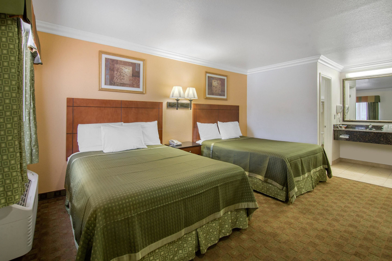 Bedroom 1, Rodeway Inn Adelanto US 395, San Bernardino