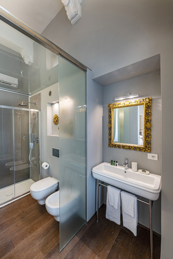 Bathroom 5, Casa Botticelli, Florence