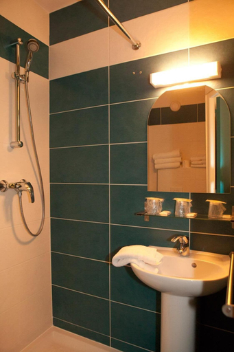 Bathroom 4, Royal Wagram, Paris
