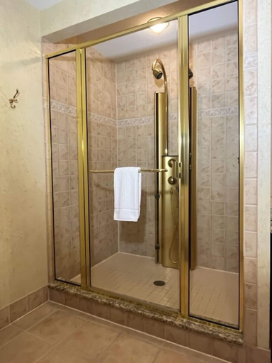 Bathroom 4, The Port Hotel, Ozaukee