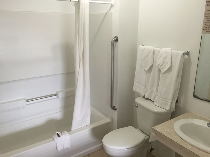 Bathroom 4, Port Isla Inn, Cameron