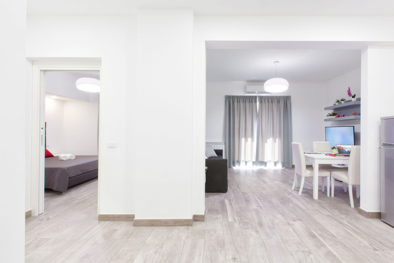 Others 2, Modern spacious apartment with terrace, balconies, solarium & gym, Napoli