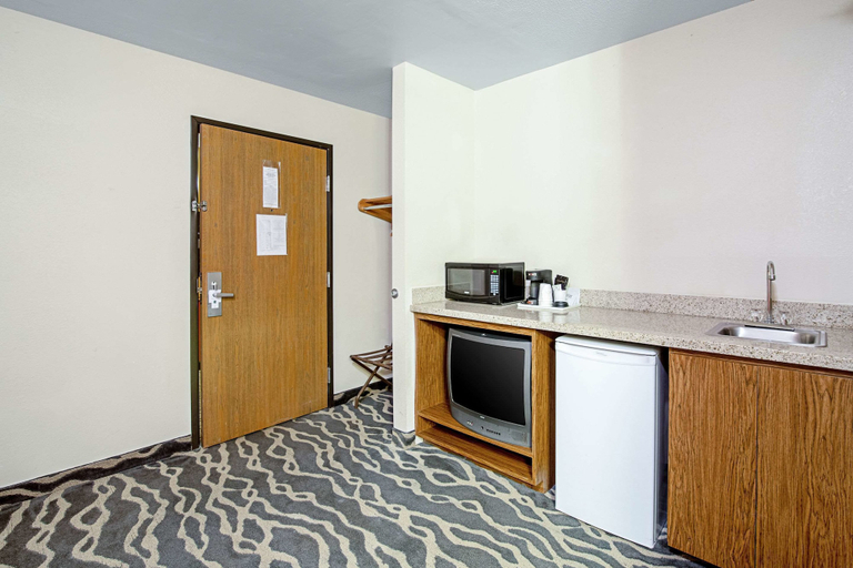 Others 5, Quality Inn Huron, Beadle