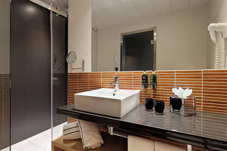 Bathroom 5, Melia Avenida América, Madrid