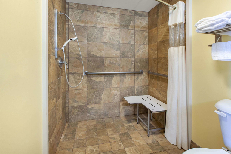 Bathroom 4, Days Inn By Wyndham Grantville, Dauphin