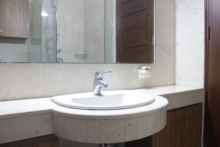 Bathroom 2, Deluxe 2Br At Dago Boutique Apartment, Bandung