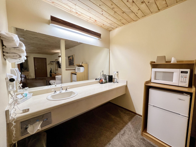 Bathroom 4, Beartooth Hideaway Inn and Cabins, Carbon