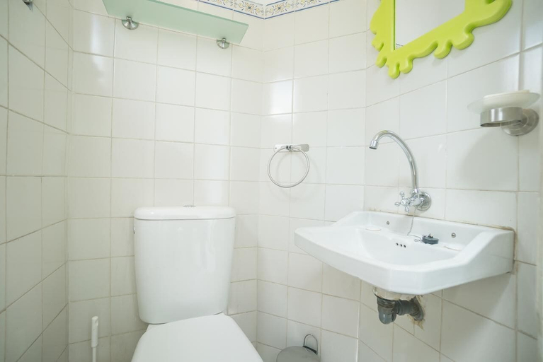 Bathroom 3, Campo Pequeno 3 Bedroom Apartment, Lisbon