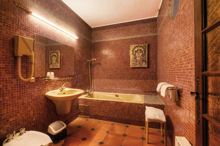 Bathroom, Hôtel Restaurant Les Arcades, Alpes-Maritimes