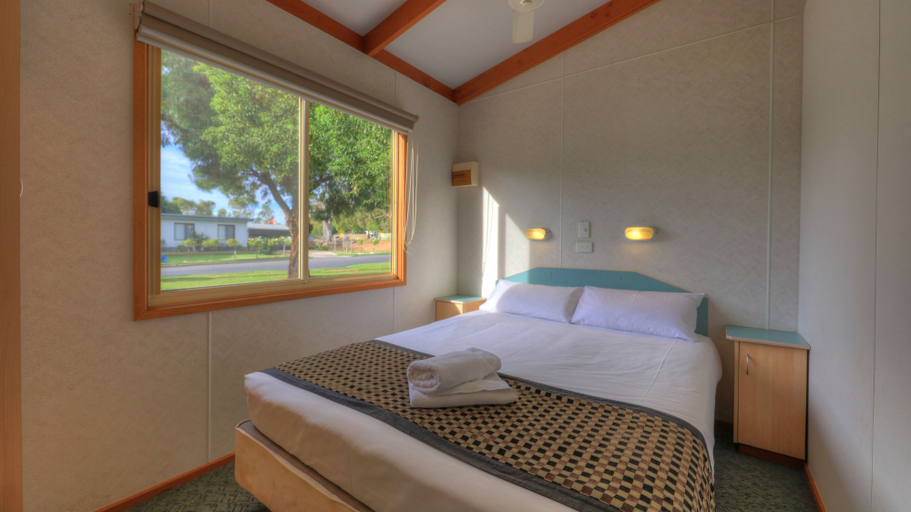 Bedroom 3, Yarrawonga Holiday Park, Moira - East