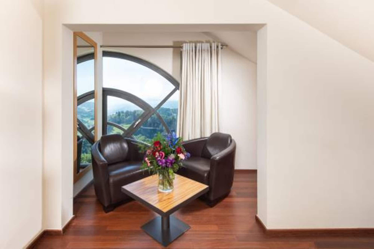 Exterior & Views 30